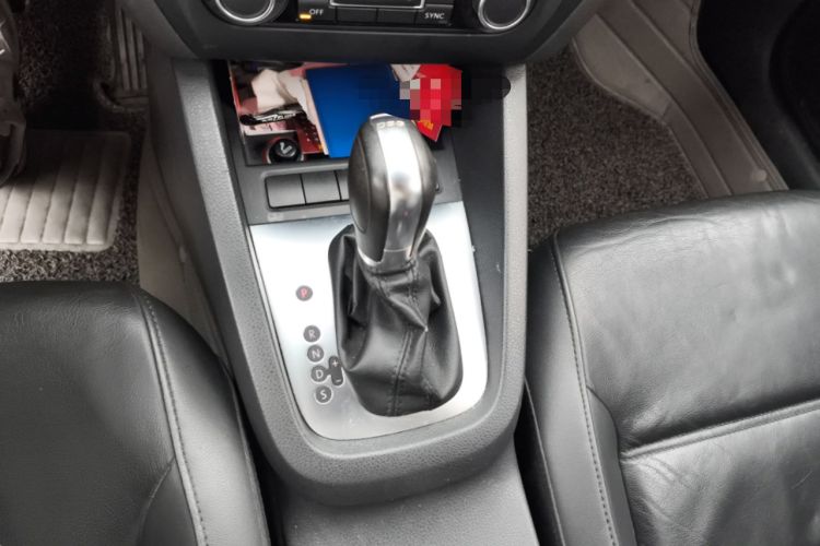 Used Volkswagen Sagitar 2014 Revised Version 1.4TSI Automatic Luxury Edition Gear Lever