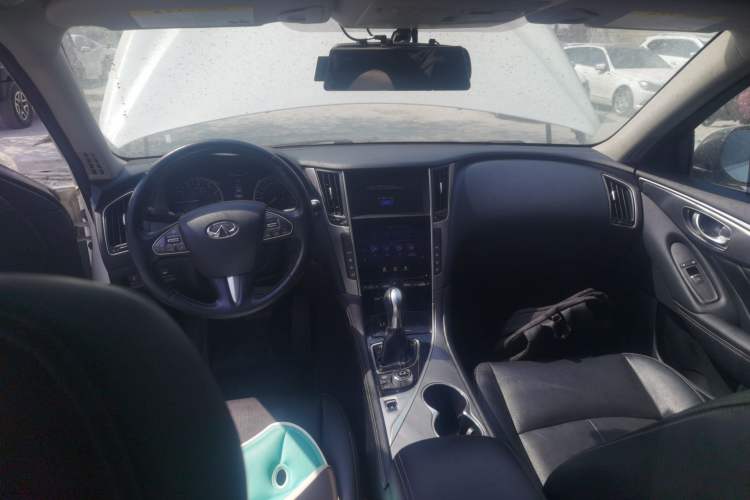 Used Infiniti Q50L 2015 2.0T Enjoyment Edition Center Console