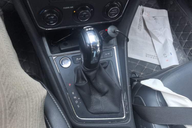 Used Volkswagen Lavida 2017 230TSI DSG Comfort Edition Gear Lever