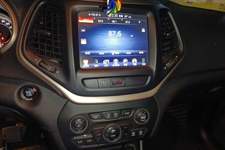 Used Jeep Cherokee 2016 2.4L Professional Smart Version Audio And AC Panel