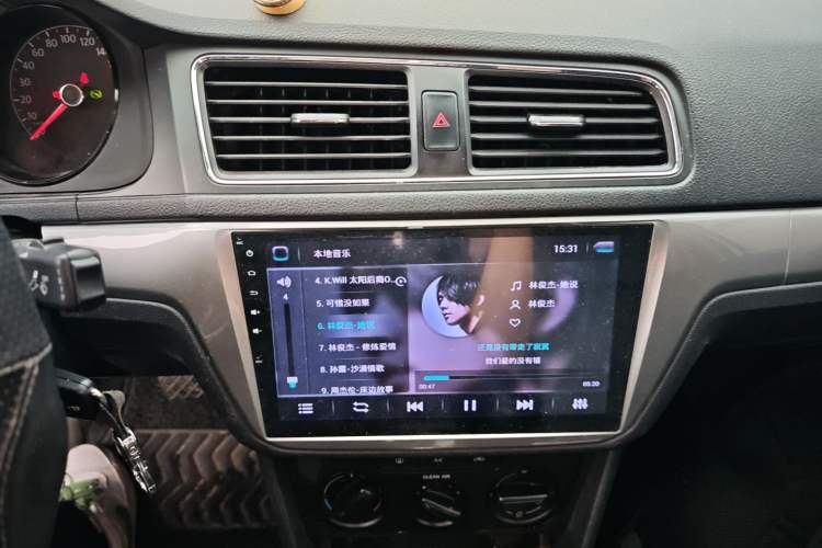 Used Volkswagen Lavida 2015 1.6L Automatic Fashion Edition Audio And AC Panel