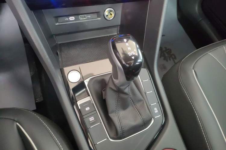 Used Volkswagen Tiguan L 2024 Outstanding Model 300TSI Automatic Two-Wheel Drive Longteng Edition
