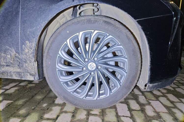 Used Buick LaCrosse 2026 Model 28T Platinum Edition Right Front Wheel Hub