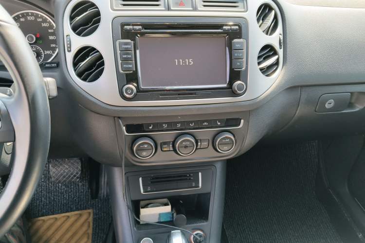 Used Volkswagen Tiguan 2015 2.0 TSI Automatic All-Wheel Drive Luxury Edition Audio And AC Panel