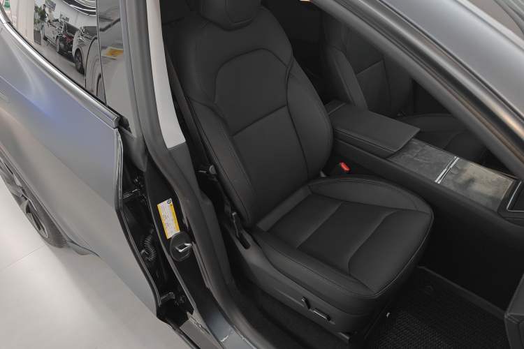 Used Tesla Model Y 2025 Rear-Wheel-Drive Version