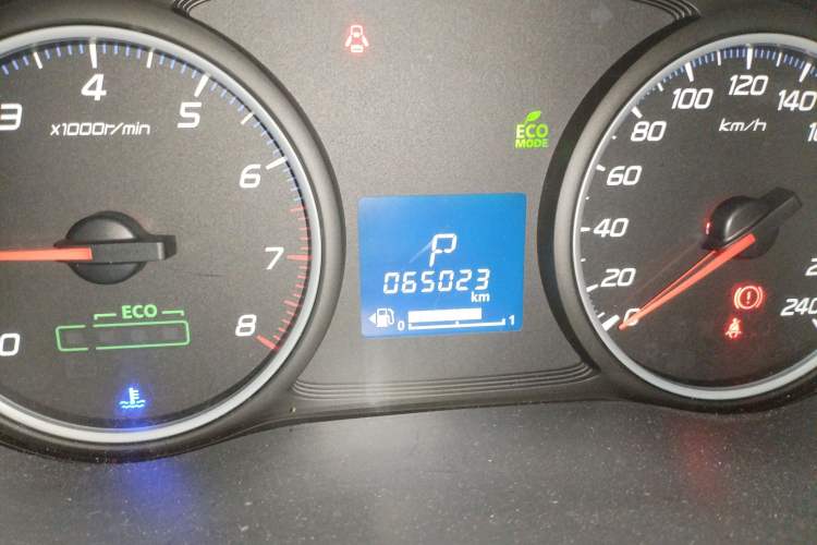 Used Mitsubishi Outlander 2018 2.0L Two-Wheel Drive Glory Edition 5 Seats Odometer Close Up