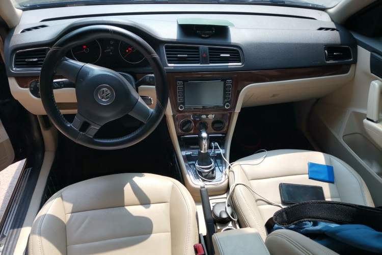 Used Volkswagen Lavida 2014 1.6L Automatic Sport Edition Center Console