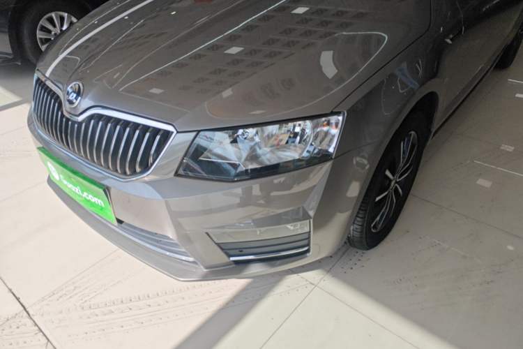 Used Skoda Octavia 2016 1.6L Automatic Smart Drive Edition Left Front Headlight