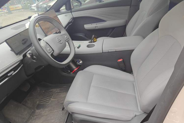 Used Nissan N7 2025 625 Max Left Front Seat