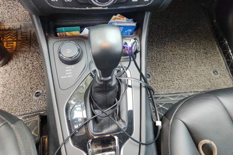 Used Jeep Cherokee 2019 2.0T Four-Wheel Drive Explorer Edition China VI Emission Standard