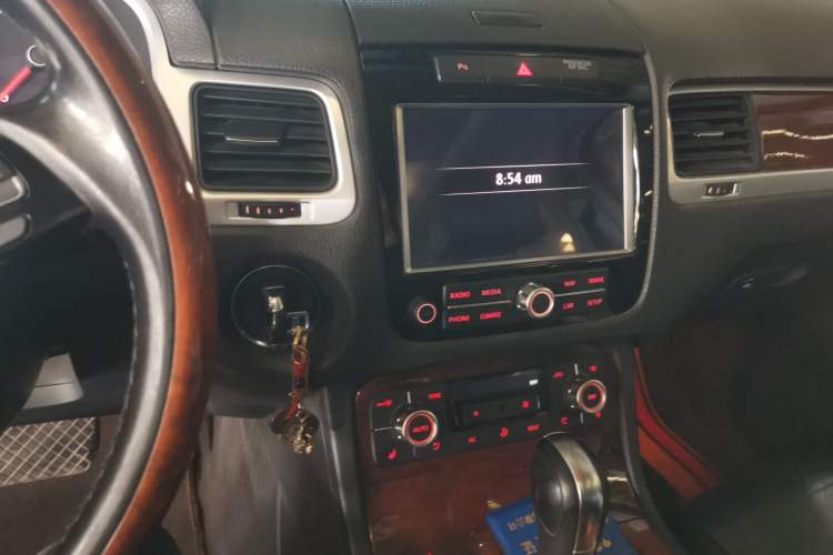 Used Volkswagen Touareg 2011 3.0 TSI Comfort Version Audio And AC Panel