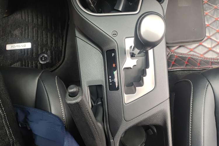 Used Toyota RAV4 2018 2.5L Automatic 4x4 Elite i Edition Gear Lever