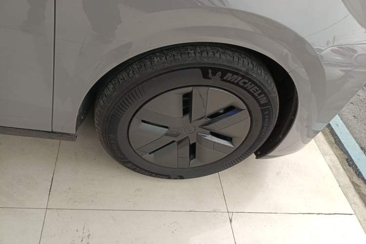 Used Li Auto MEGA 2025 Home Family Special Edition Exterior 4