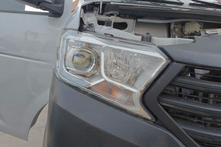 Used CHANGAN KUAYUE Xing V3 2023 1.5L Gasoline Standard Model 6-Seater Passenger Vehicle Right Front Headlight