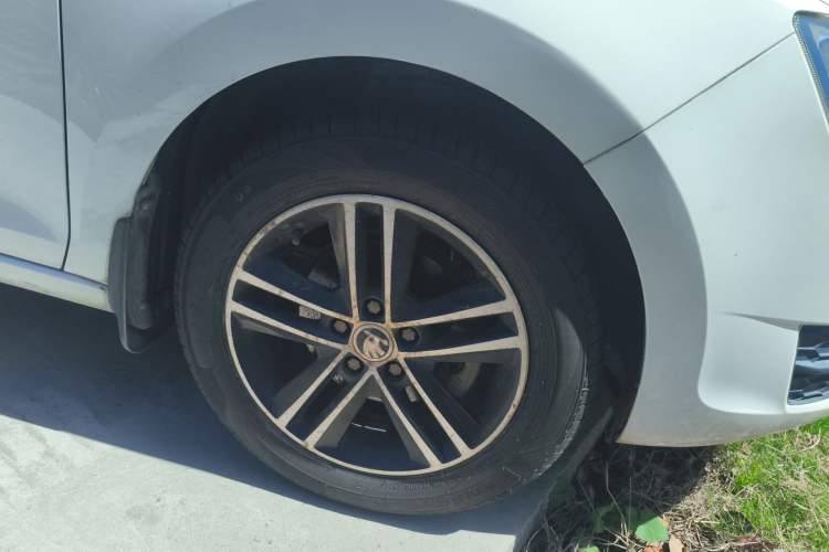 Used Skoda Rapid Spaceback 2016 Revised Version 1.6L Automatic Front-Drive Edition Right Front Wheel Hub