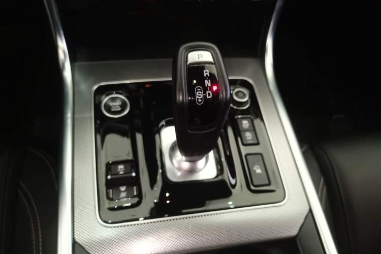 Used Jaguar XEL 2023 2.0T 200 PS R-DYNAMIC Youth Sports Edition Gear Lever