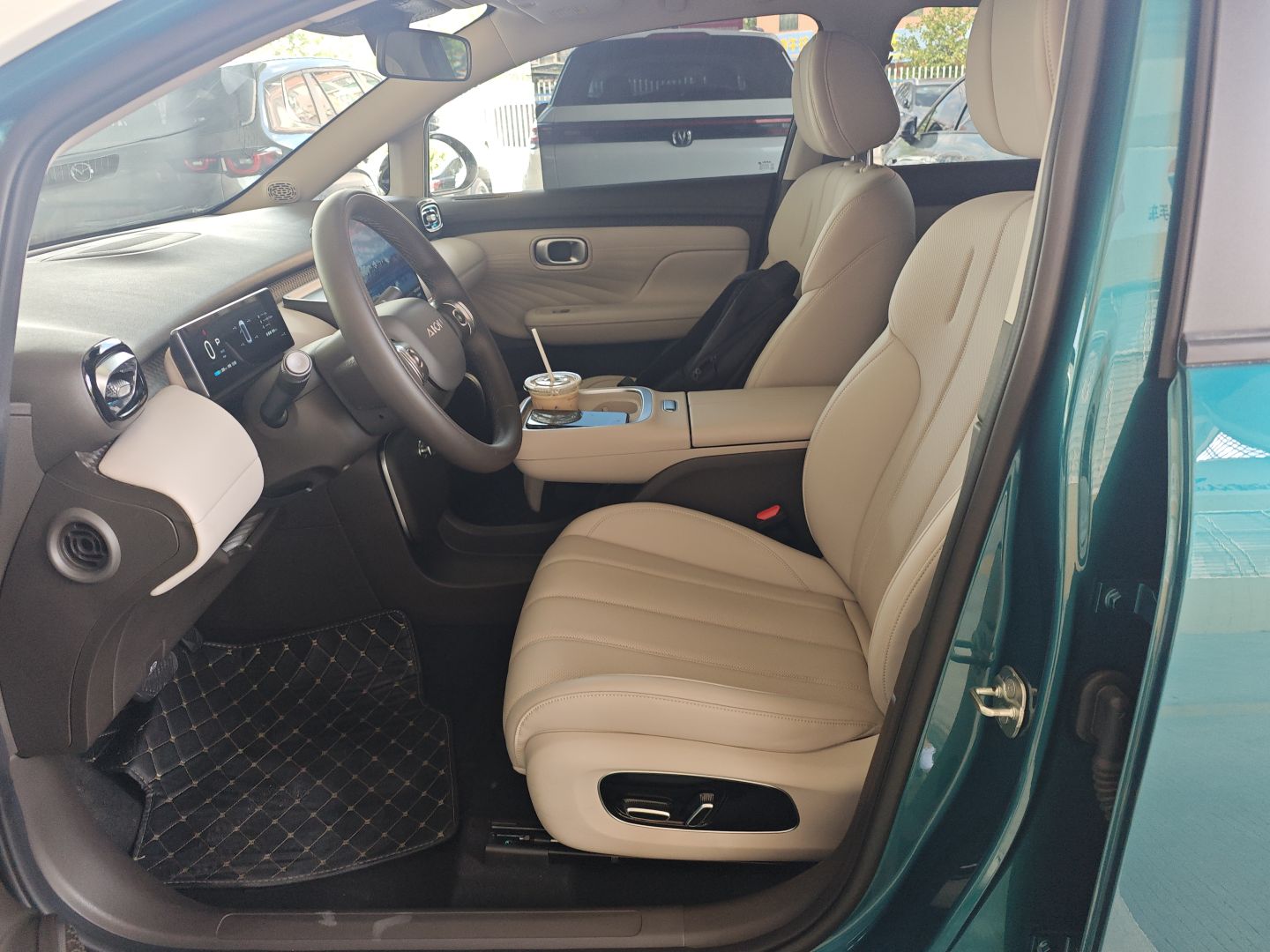 المقاعد الأمامية داخل السيارة