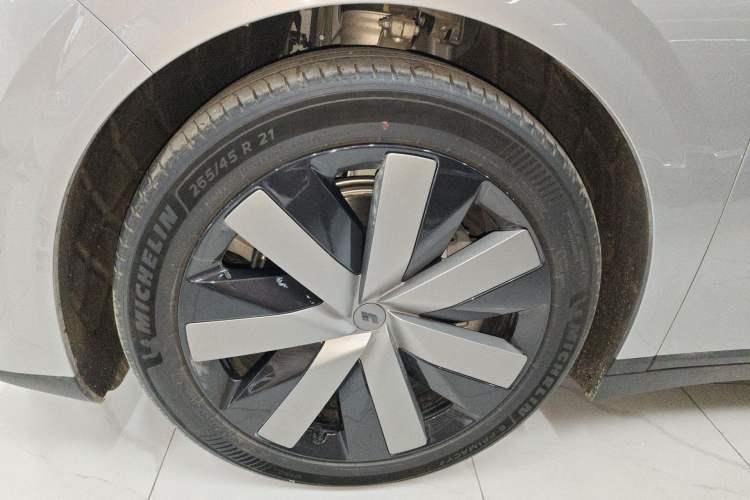 Used Li Auto i6 2025 Model Four-Wheel-Drive Standard Type Left Front Wheel Hub