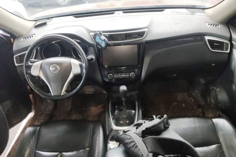 Used Nissan X-Trail 2014 2.5L CVT Luxury Edition 4WD Center Console