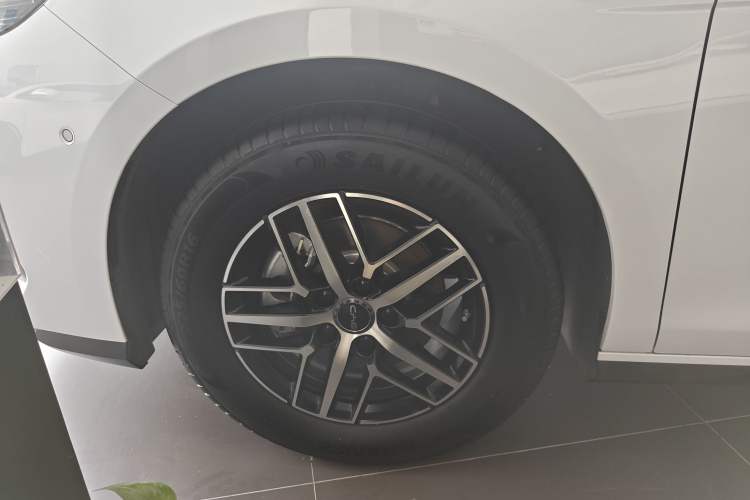 Used BYD Seal 05 DM-i 2025 DM-i Intelligent Drive 120KM Flagship Model Left Front Wheel Hub