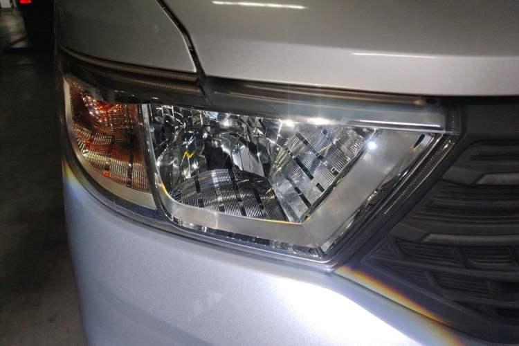 Used Wuling Hongguang V 2019 1.5L Jingqu Edition Sealed-Window Vehicle China VI LAR Right Front Headlight