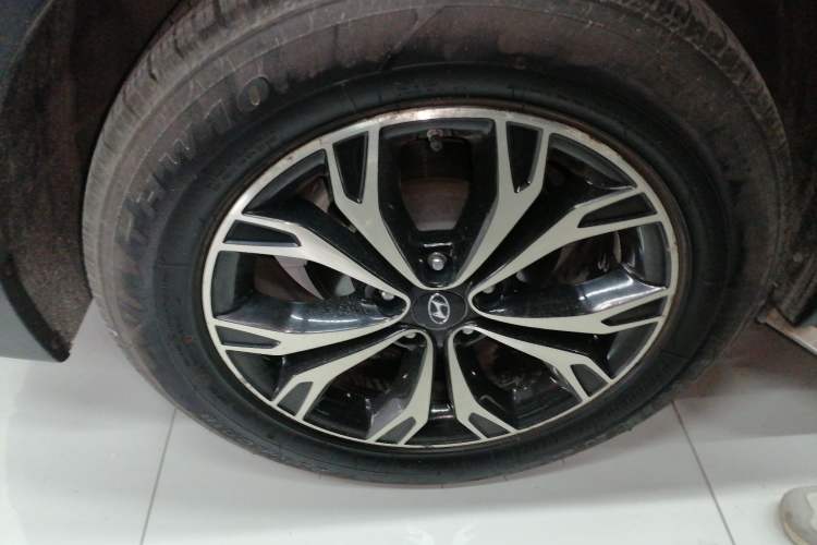 Used Hyundai Santa Fe 2017 2.0T Automatic All-Wheel Drive Smart 7-Seater Right Rear Wheel Hub