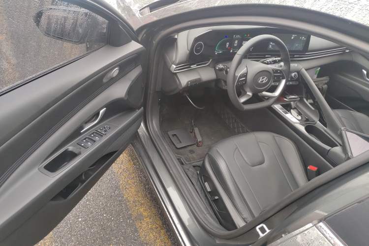 Used Hyundai Elantra 2023 1.5L CVT LUX Prestige Edition
