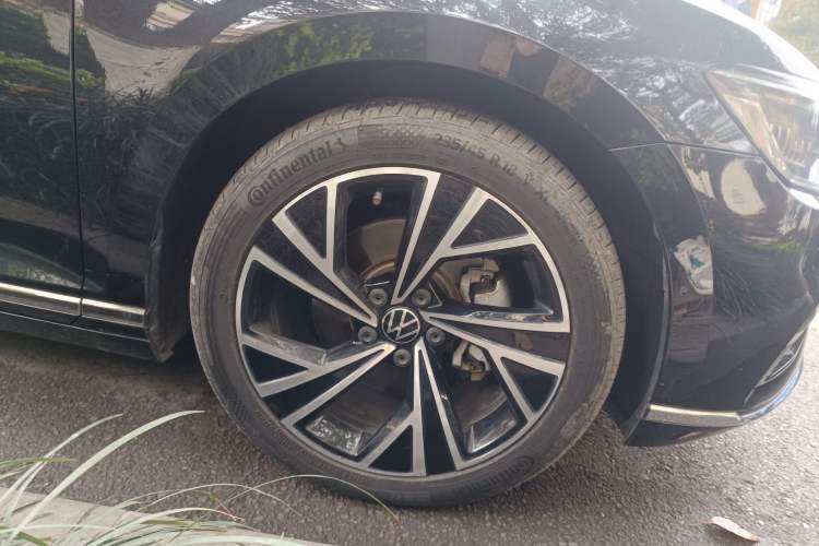 Used Volkswagen Magotan 2021 330TSI DSG 30th Anniversary Edition Right Front Wheel Hub