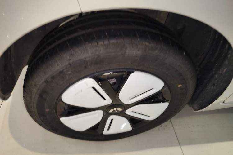 Used Wuling Hongguang MINIEV 2025 Four-Door Version Advanced Edition Right Rear Wheel Hub