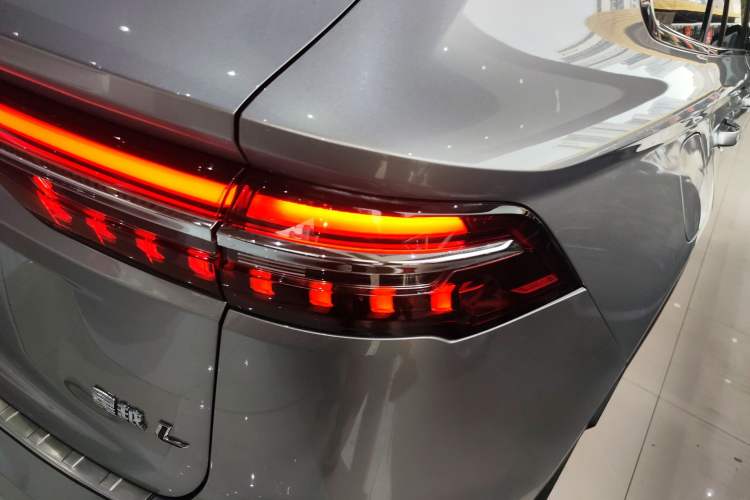 Used Geely Auto Monjaro L 2021 2.0TD DCT EVO Two-Wheel Drive Prestige Version Right Rear Taillight