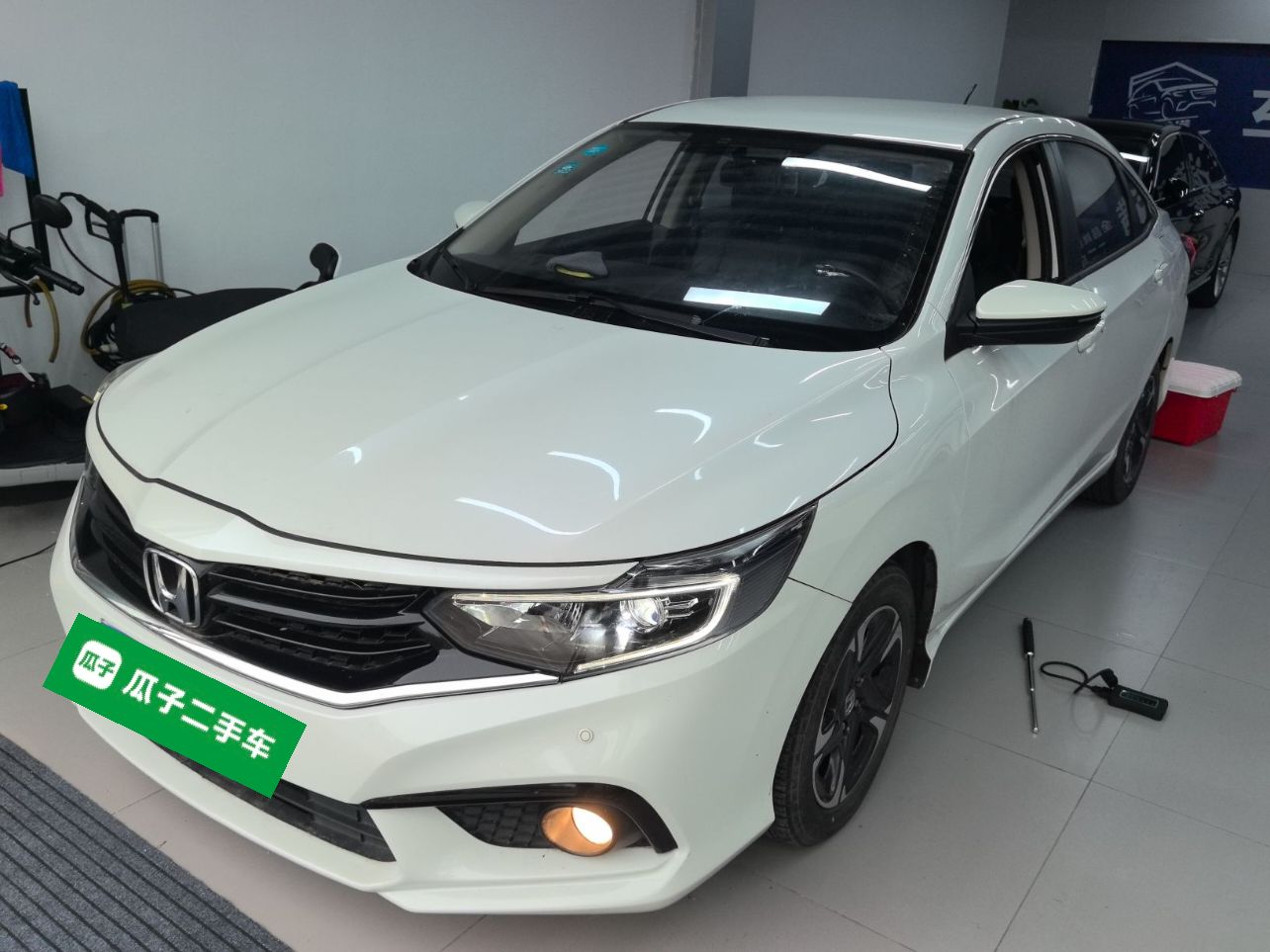 تحت مقدمة السيارة