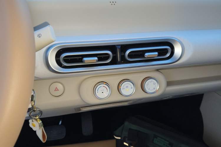 Used Wuling Hongguang MINIEV 2024 3rd Generation 215km Youth Edition Audio And AC Panel