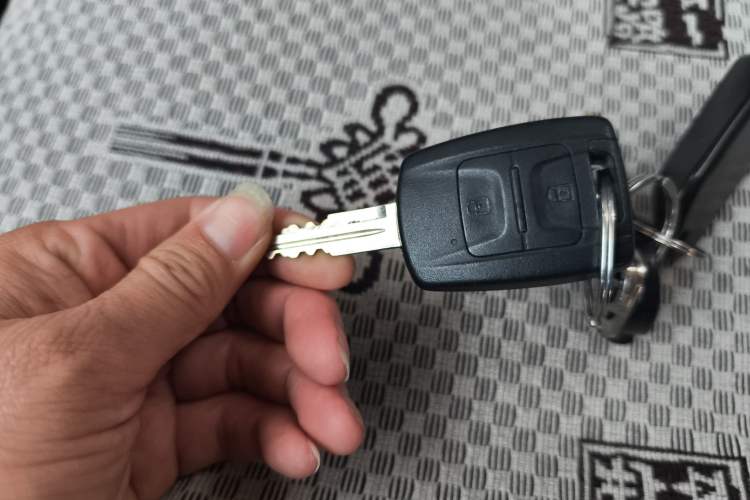 Used Wuling Hongguang V 2022 1.5L Jingqu Edition Electric-Assist LAR Vehicle Key