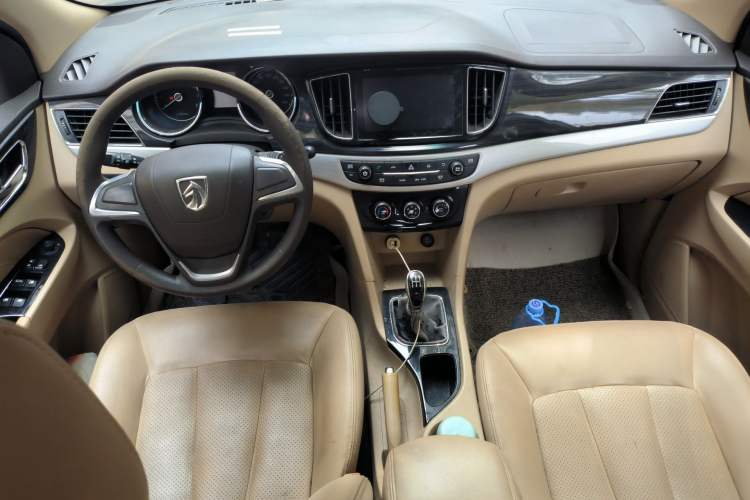 Used Baojun 730 2016 1.5L Manual Comfort Version 7 Seats China V Emission Standard Center Console