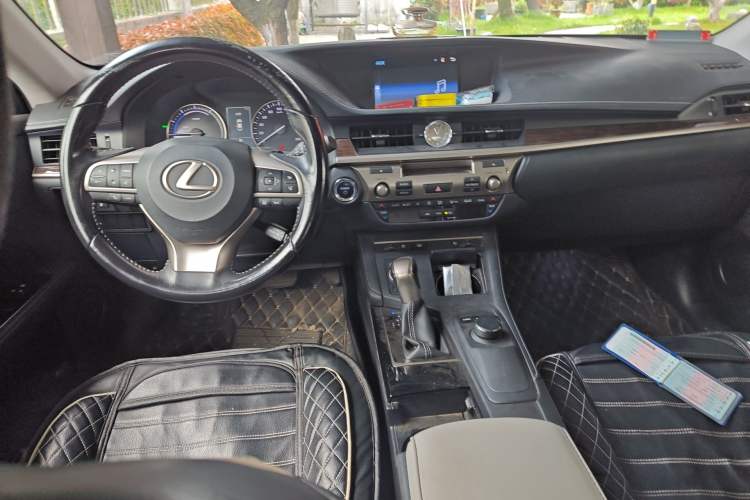 Used Lexus ES 2015 300h Luxury Edition Center Console