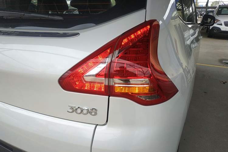Used Peugeot 3008 2015 2.0L Automatic Classic Edition Right Rear Taillight