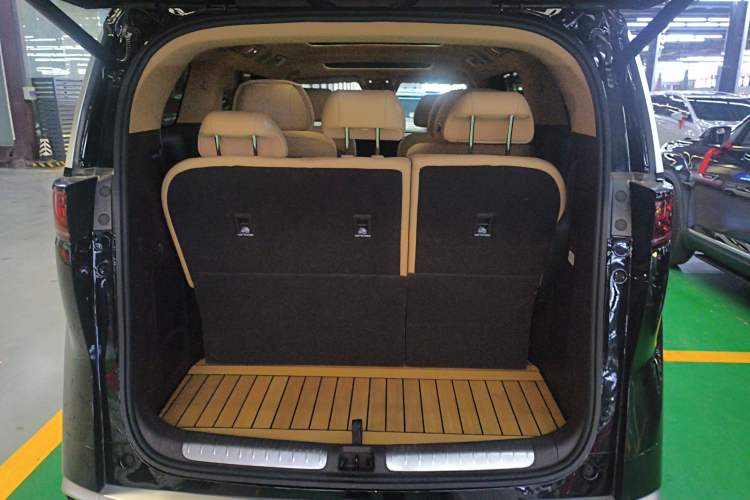 Used Denza D9 2025 DM-i Smart Drive 1020 Four-Wheel Drive Deluxe Model
