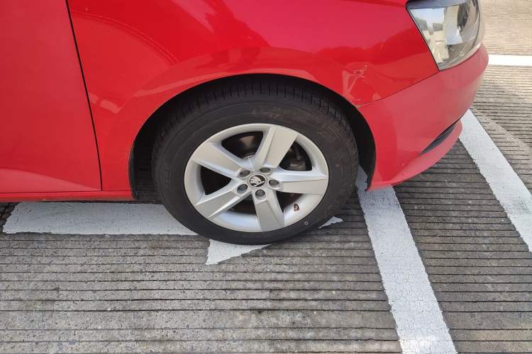 Used Skoda Fabia 2017 1.4L Automatic Car Enjoy Edition Right Front Wheel Hub