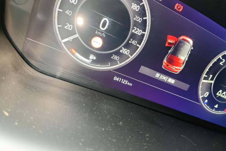 Used Land Rover Discovery Sport 2020 249 PS R-Dynamic Performance Edition Odometer Close Up