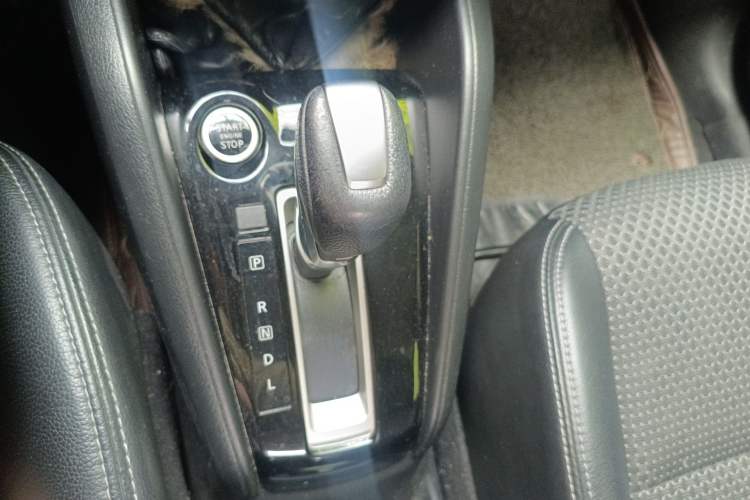 Used Nissan Kicks 2017 1.5L CVT Smart Drive Edition Gear Lever