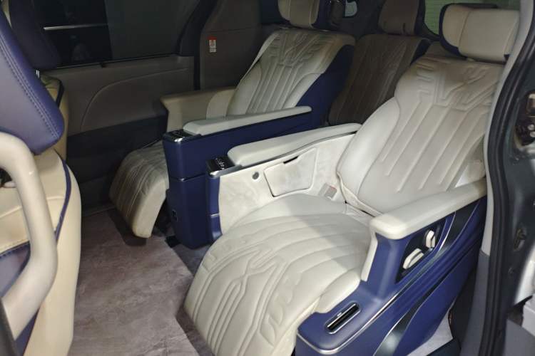 Used Toyota Sienna 2020 3.5L Two-Wheel Drive CE Trim 7-Seater Canadian Version