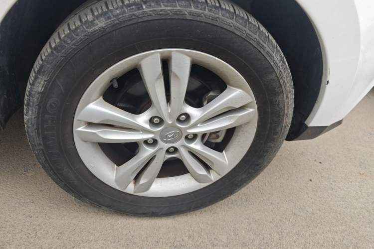 Used Hyundai ix35 2012 2.0L Automatic Two-Wheel Drive Elite Edition GLS Right Front Wheel Hub
