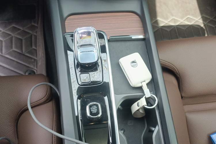 Used Volvo XC60 New Energy 2025 Plug-in Hybrid Long-Range All-Wheel Drive Smart & Luxurious Edition Gear Lever