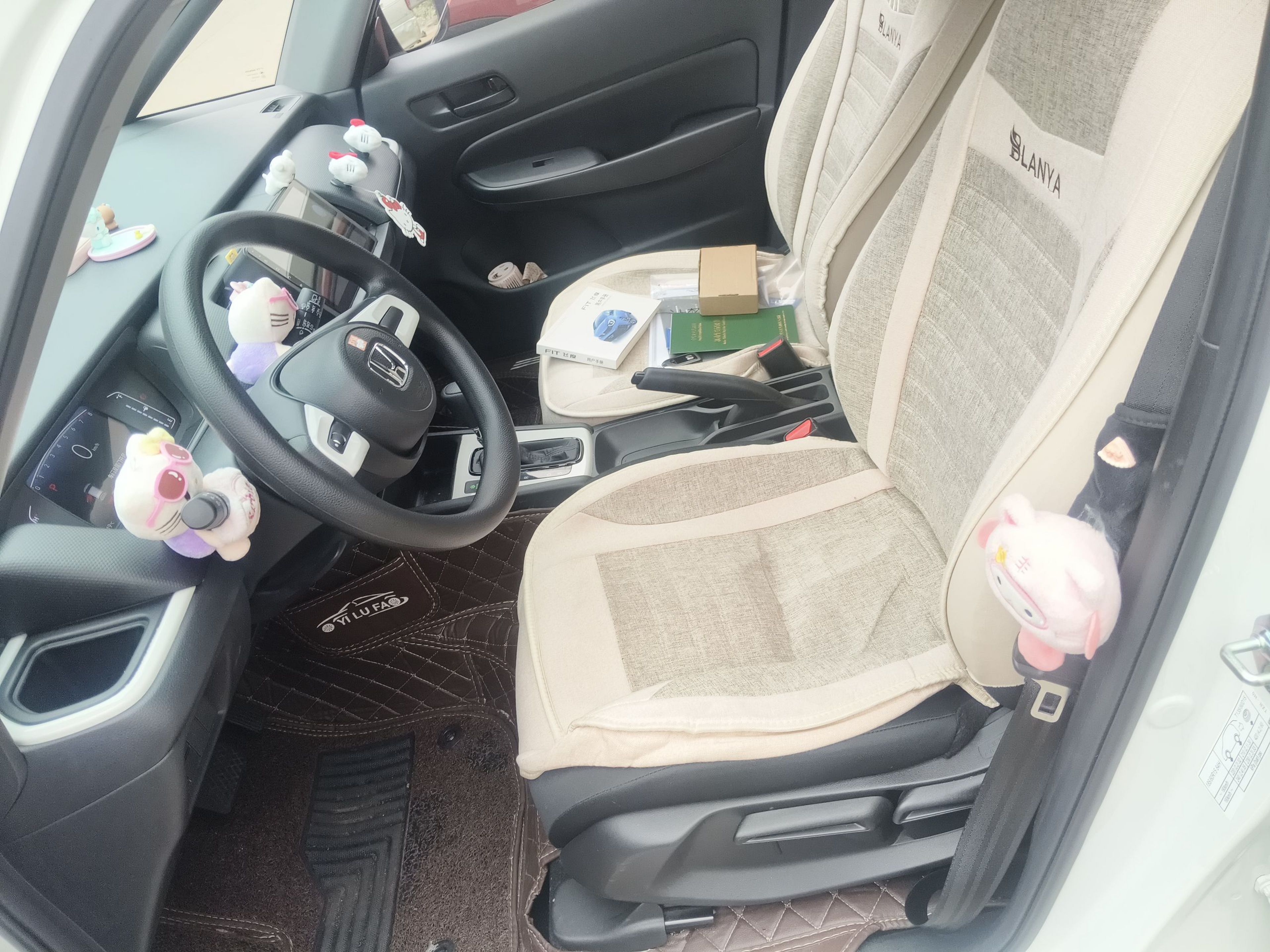 المقاعد الأمامية داخل السيارة