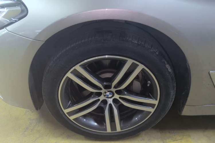 Used BMW 5 Series 2021 530Li Leading Luxury Package Left Front Wheel Hub