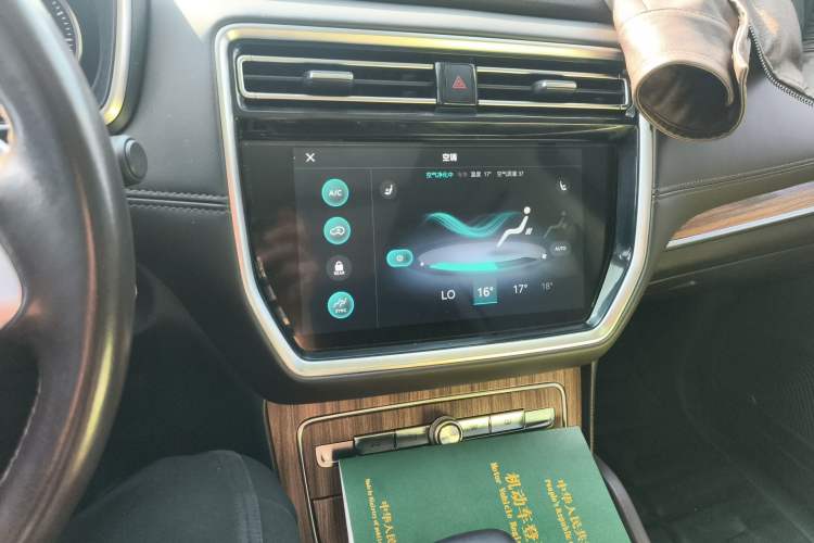 Used Roewe RX8 2018 30T Smart Connectivity Two-Wheel Drive Flagship Edition
