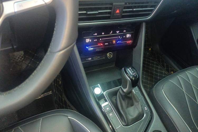 Used Volkswagen Tiguan L 2024 Outstanding Model 300TSI Automatic Two-Wheel Drive Longteng Edition
