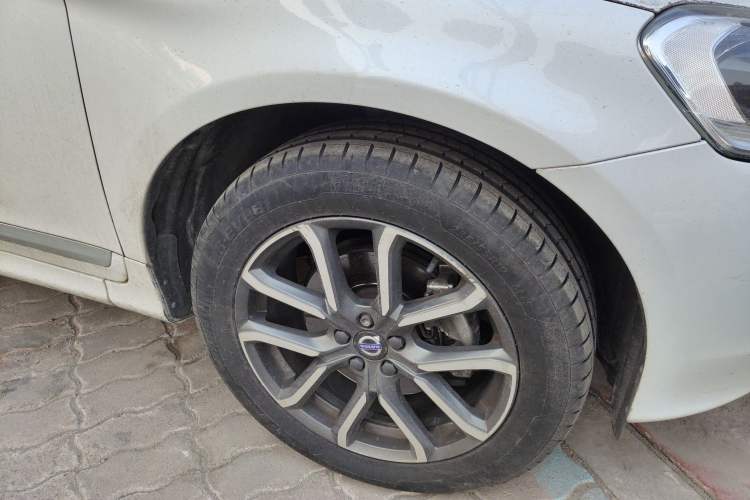 Used Volvo XC60 2017 T5 AWD Smart Range Edition Right Front Wheel Hub