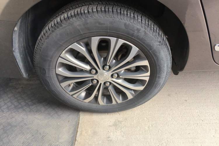 Used Buick GL8 2022 Land Business Class 652T Luxury Model Right Rear Wheel Hub