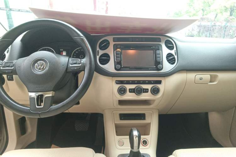 Used Volkswagen Tiguan 2016 300TSI Automatic Two-Wheel Drive Luxury Edition Audio And AC Panel